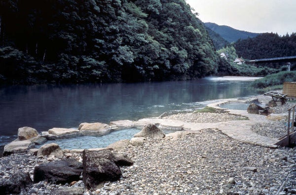 【東京駅・品川駅・新横浜駅・小田原駅・熱海駅・三島駅・新富士駅・静岡駅発】 世界遺産高野山・熊野古道・熊野三山・伊勢神宮と 忘帰洞のホテル浦島南紀勝浦温泉・川湯温泉3日間3